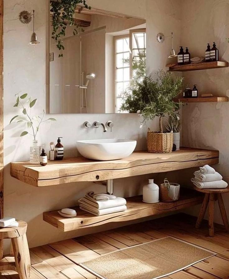 Bagno arredato con arredi e rivestimenti in legno 