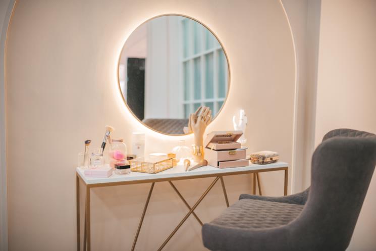 Postazione per il make-up con specchio retroilluminato 