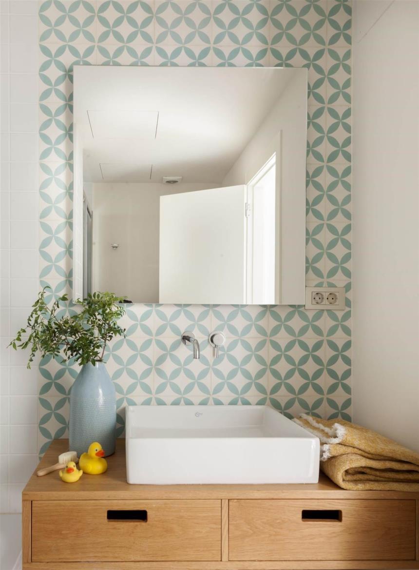 Bagno con parete decorata con le cementine