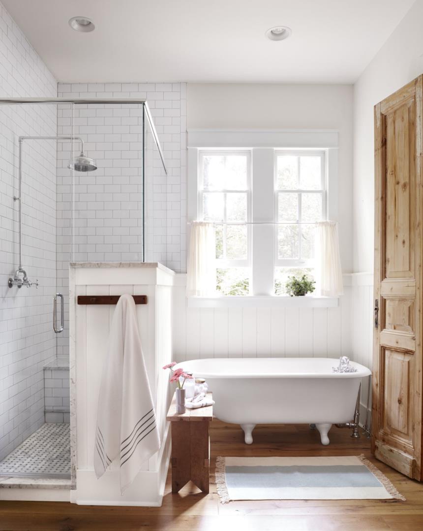 Bagno country chic con parquet 