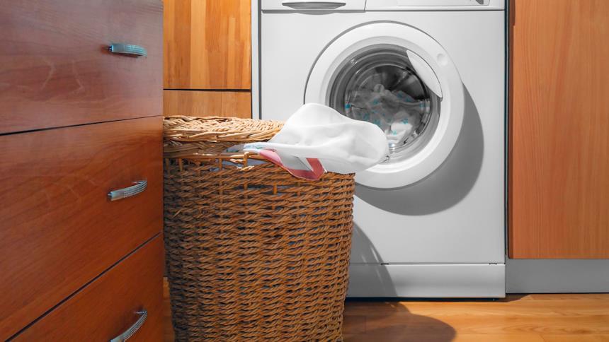 Foto di una lavatrice a incasso in un mobile di legno