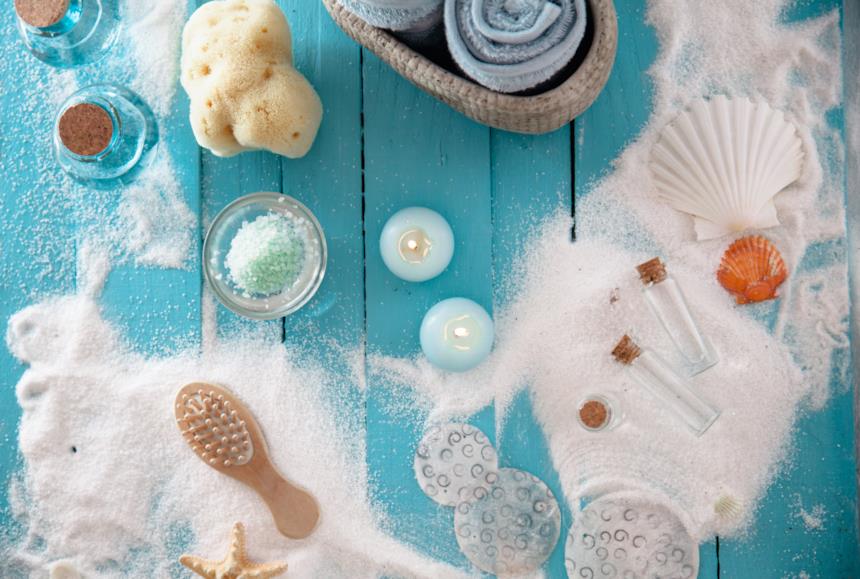 Accessori di un bagno coastal in stile marinaro con cestino in vimimi e spazzola in legno