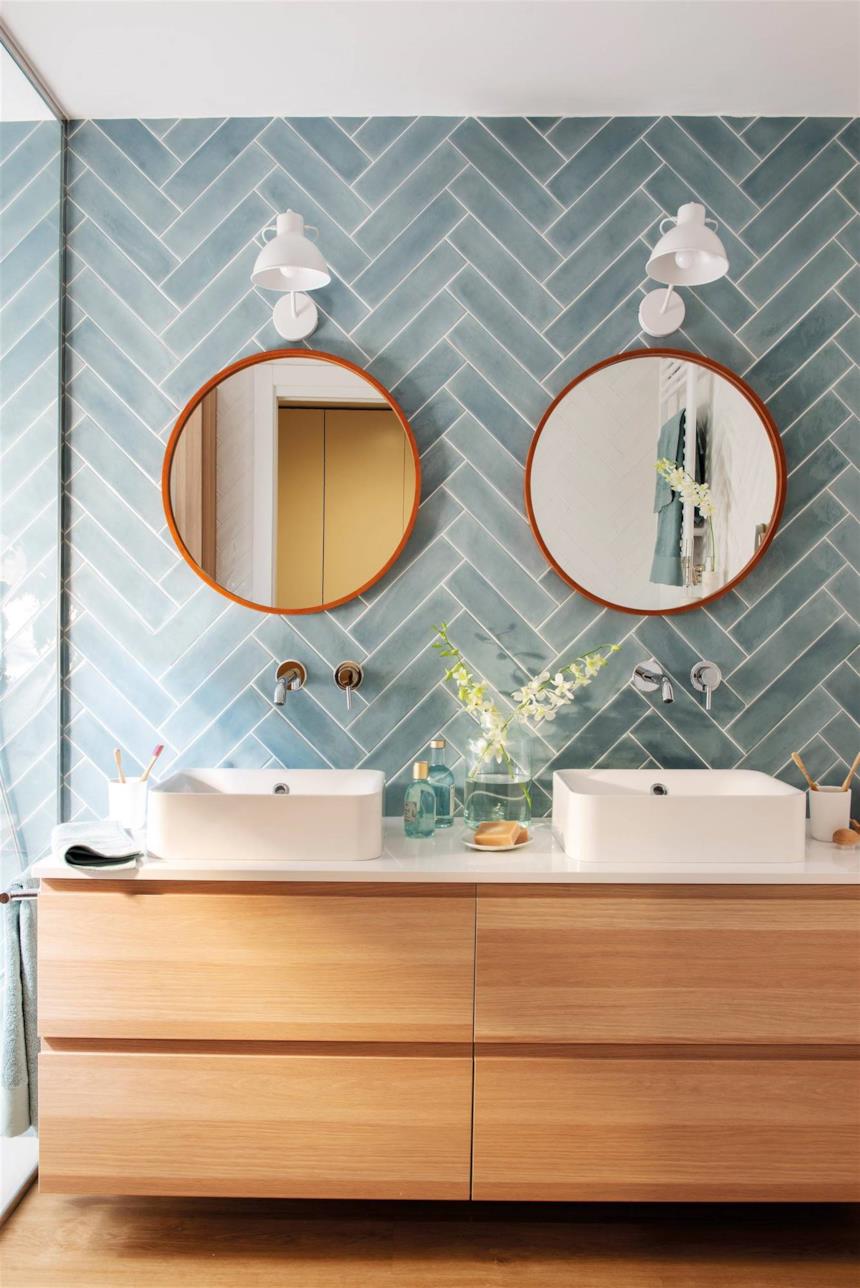 Porta lavabo effetto legno su piastrelle azzurro chiaro 