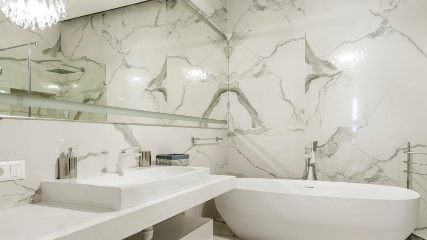 Specchio a parete in un bagno cieco