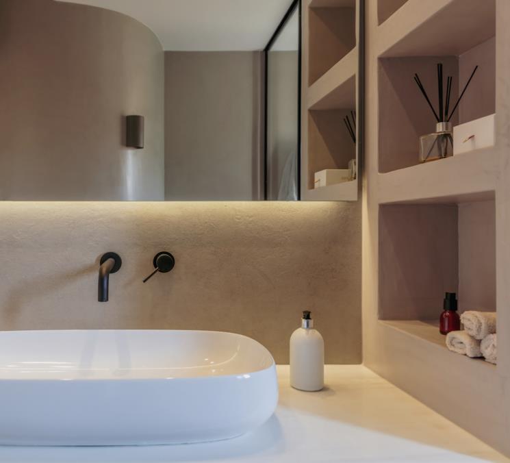 Bagno con parete e top lavello in microcemento
