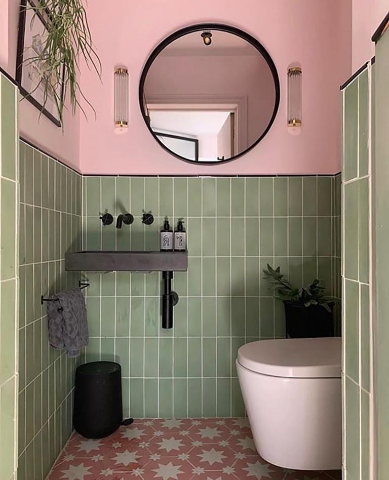 Bagno con piastrelle verdi e mattonelle rosa e bianche 