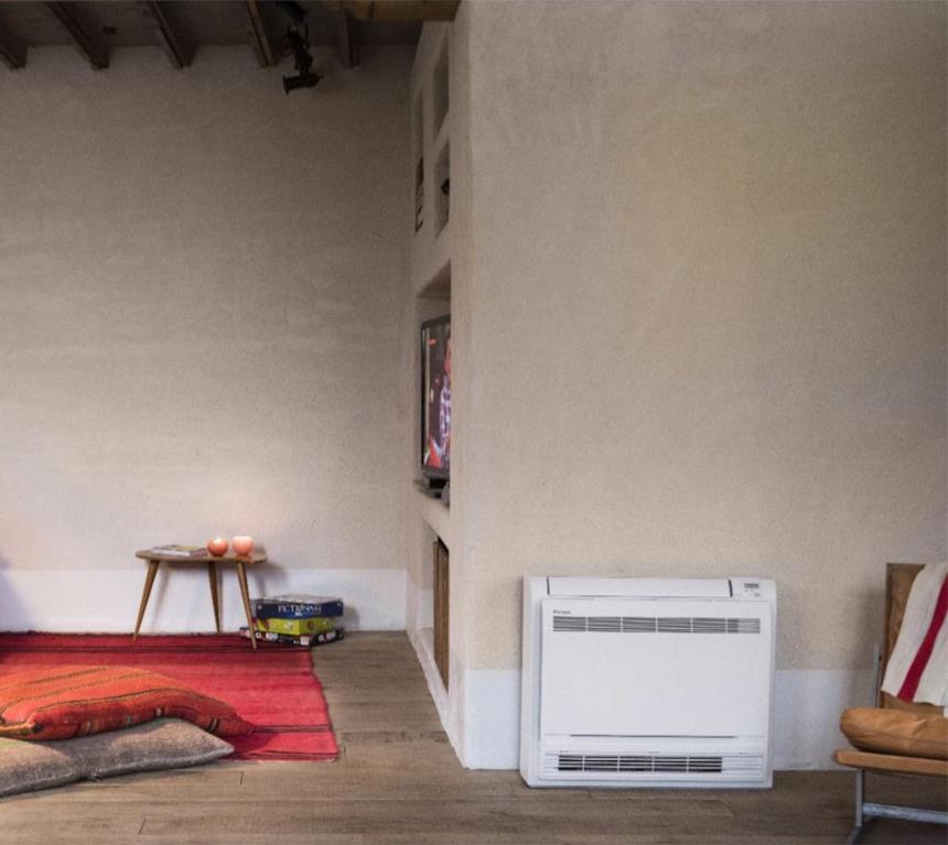 Daikin condizionatore R32 a pavimento in un soggiorno semplice