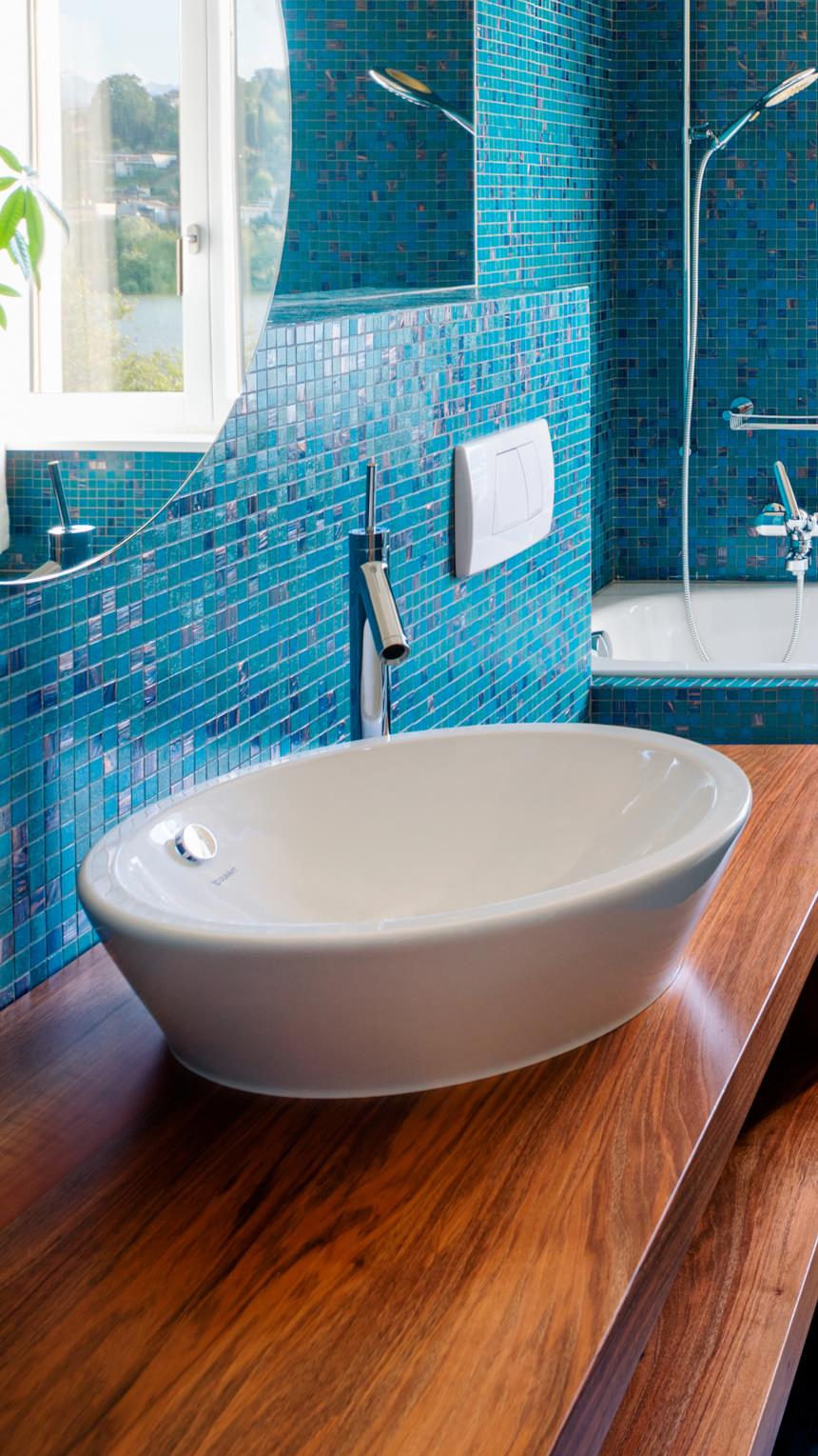 Lavandino su mobile di legno