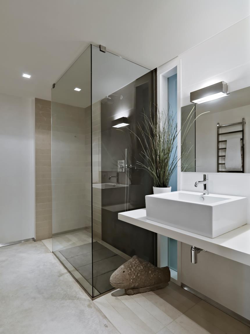 Bagno minimalista ed essenziale 