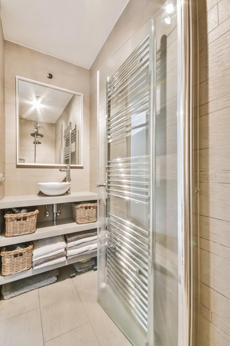 Bagno con pavimento in ceramica