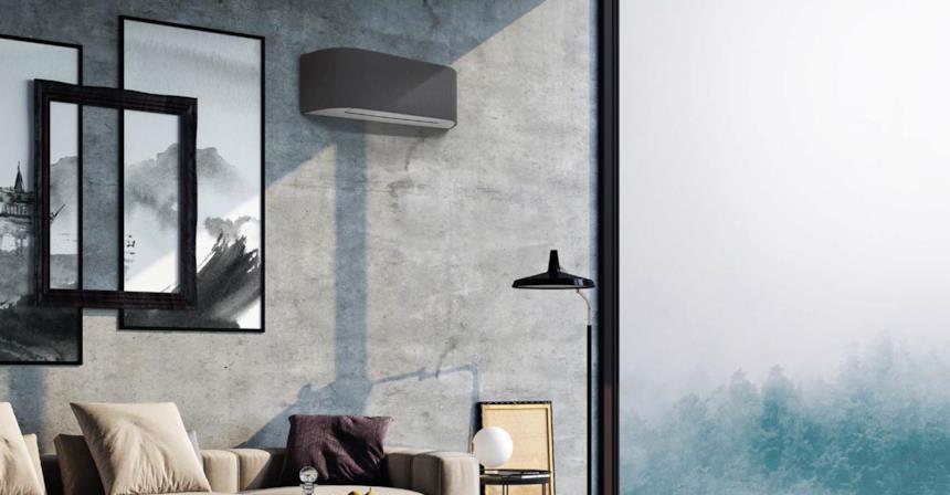 Climatizzatore Toshiba Haori con rivestimento grigio in un salotto