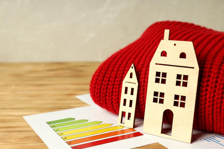 Nuova etichetta energetica stampata e posata su un tavolo 