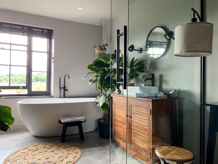 Bagno tortora chiaro con elementi in legno