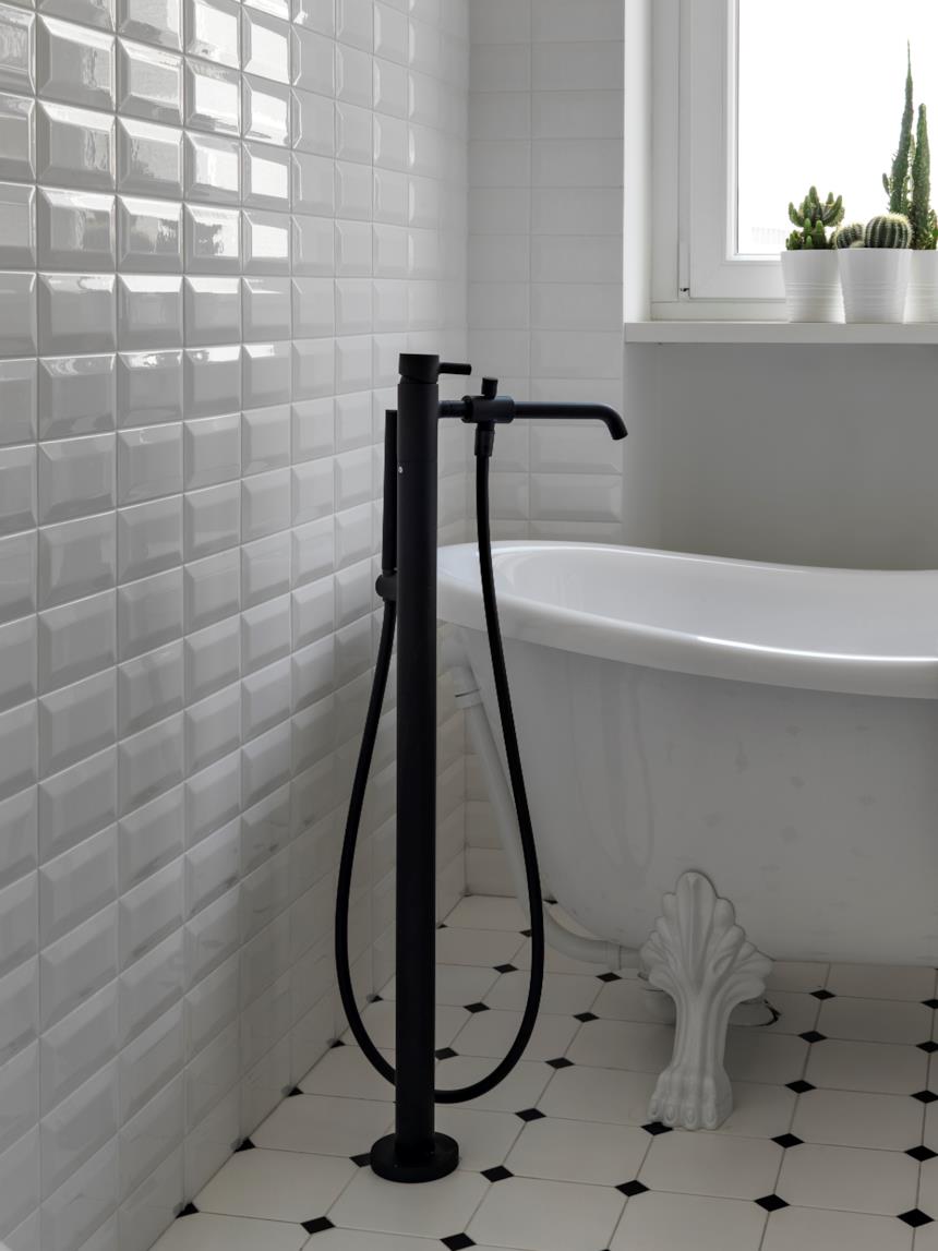 Miscelatore a pavimento vicino a una vasca freestanding