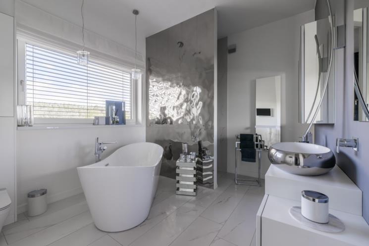 Bagno con vasca freestanding e lavello da appoggio in acciaio 