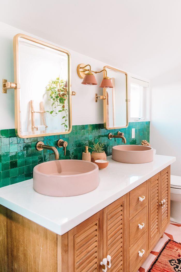 Bagno con ceramiche rosa e piastrelle colorate