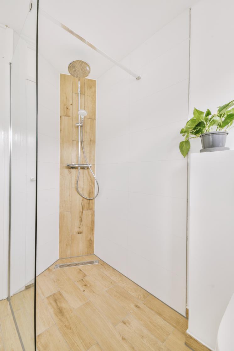 Doccia a pavimento senza piatto con dettagli in legno 