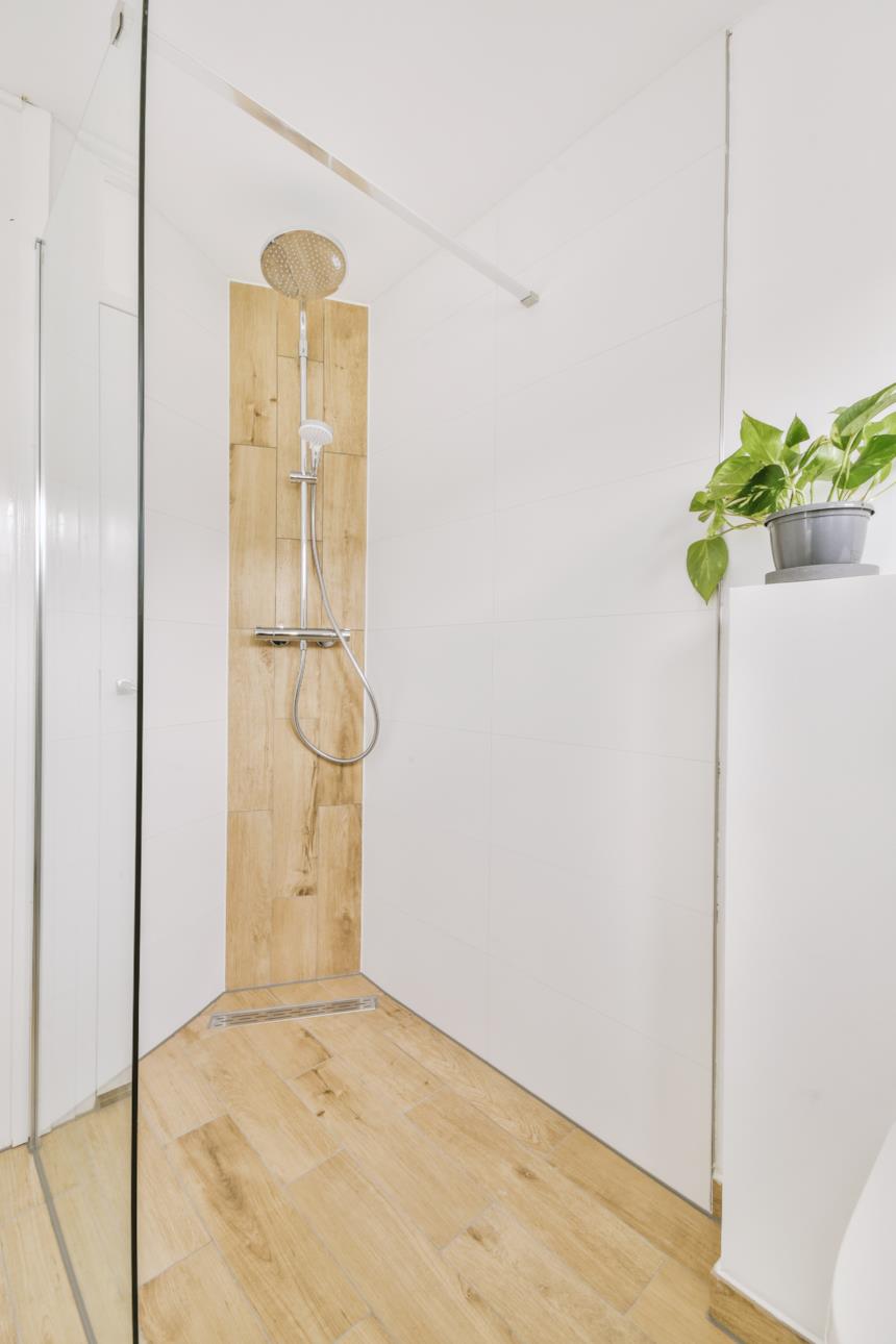 Doccia a pavimento senza piatto con dettagli in legno 