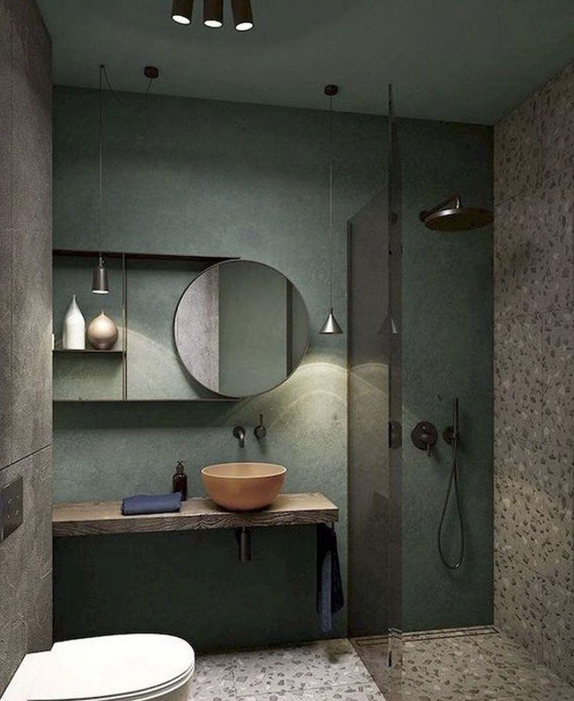 Bagno verde con dettagli in legno