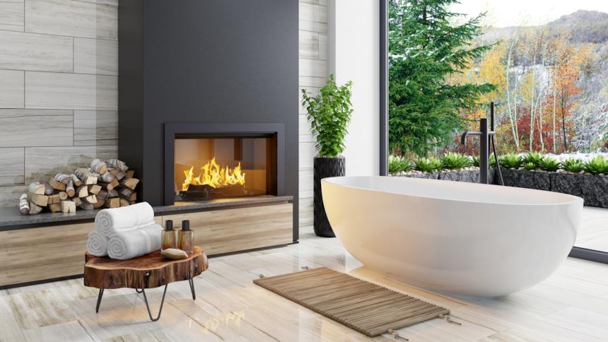 Bagno con camino e vasca freestanding