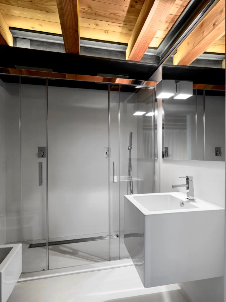 Bagno con lavandino sospeso e grande doccia