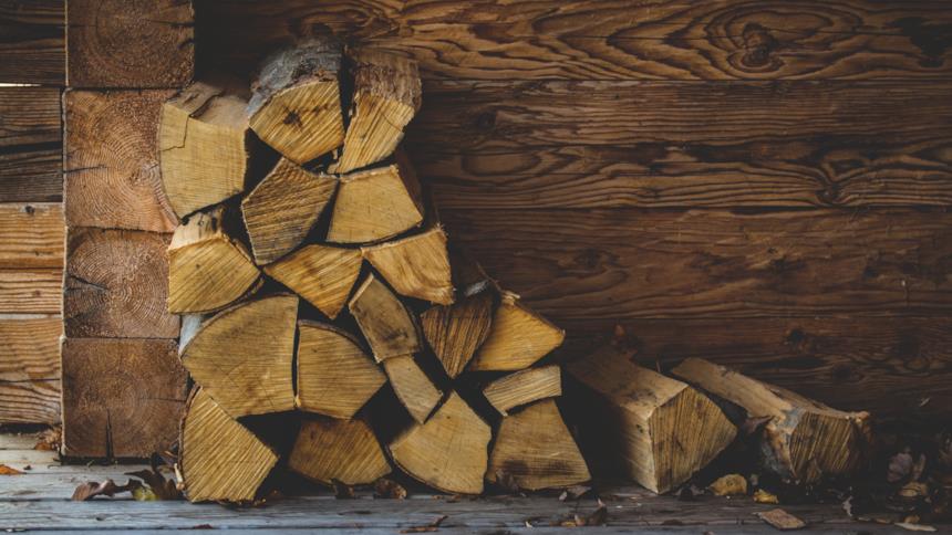 Legna accatastata e tagliata 