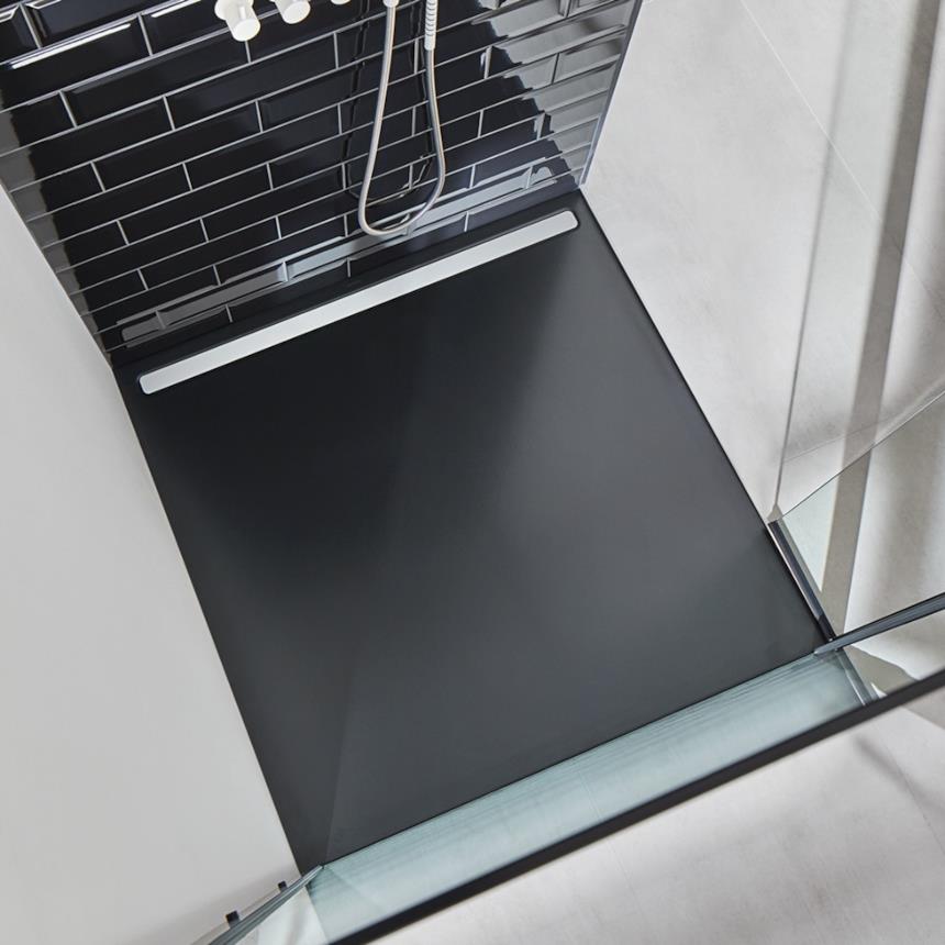 Doccia moderna con piatto doccia nero