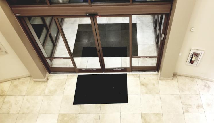 Barriera d'aria ad incasso sopra porta d'ingresso