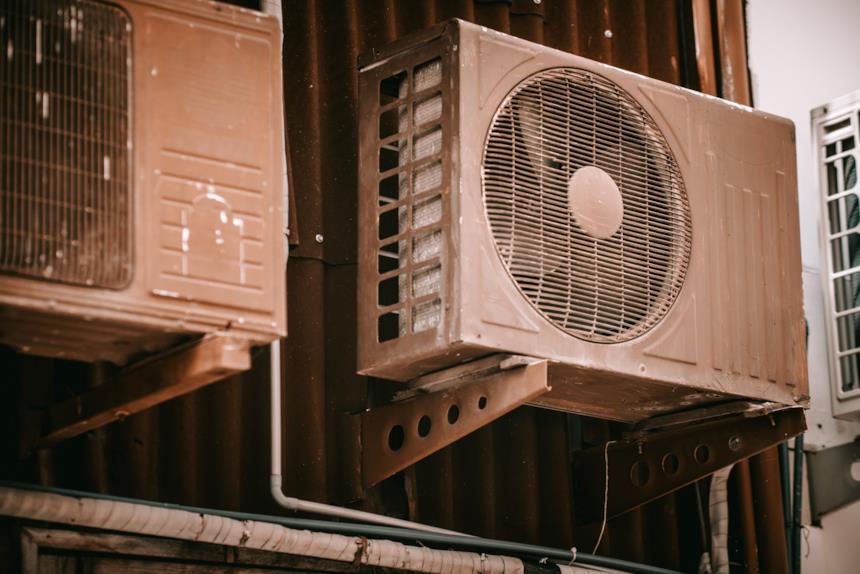 Unità esterna del climatizzatore danneggiata 