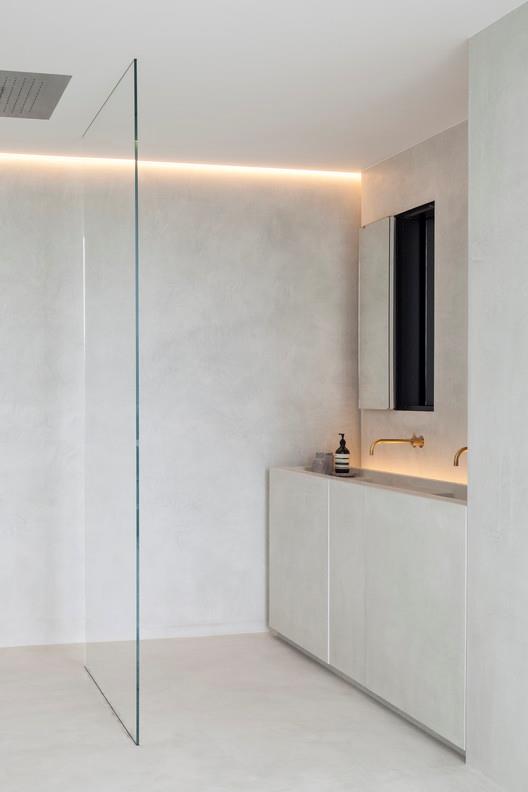 Illuminazione LED a filo parete in bagno
