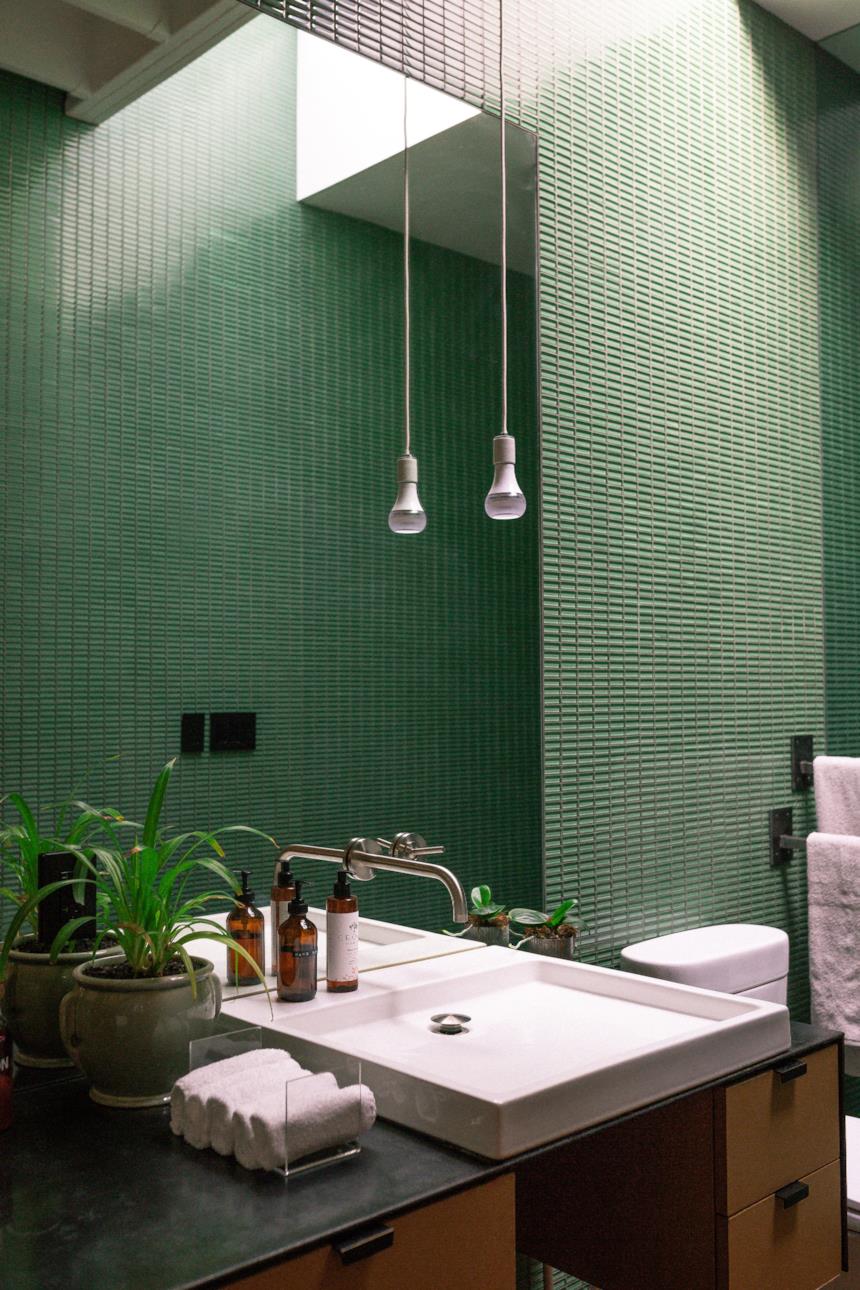 Bagno verde scuro e legno