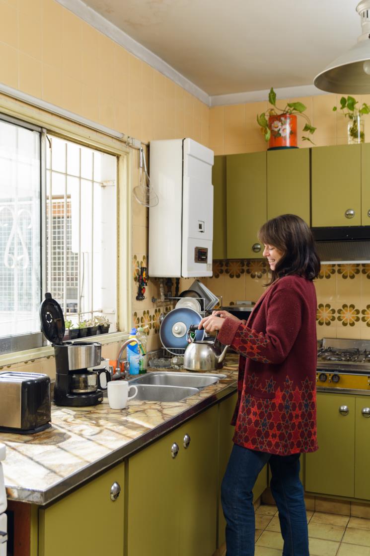 Cucina con scaldabagno murale