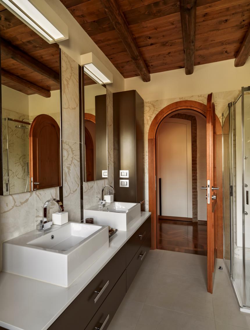 Bagno con doppio lavabo