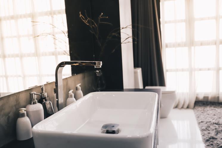 Lavandino da appoggio con piletta quadrata 