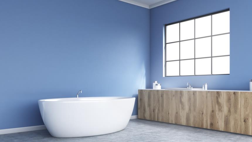 Bagno con pareti azzurre e mobili in legno