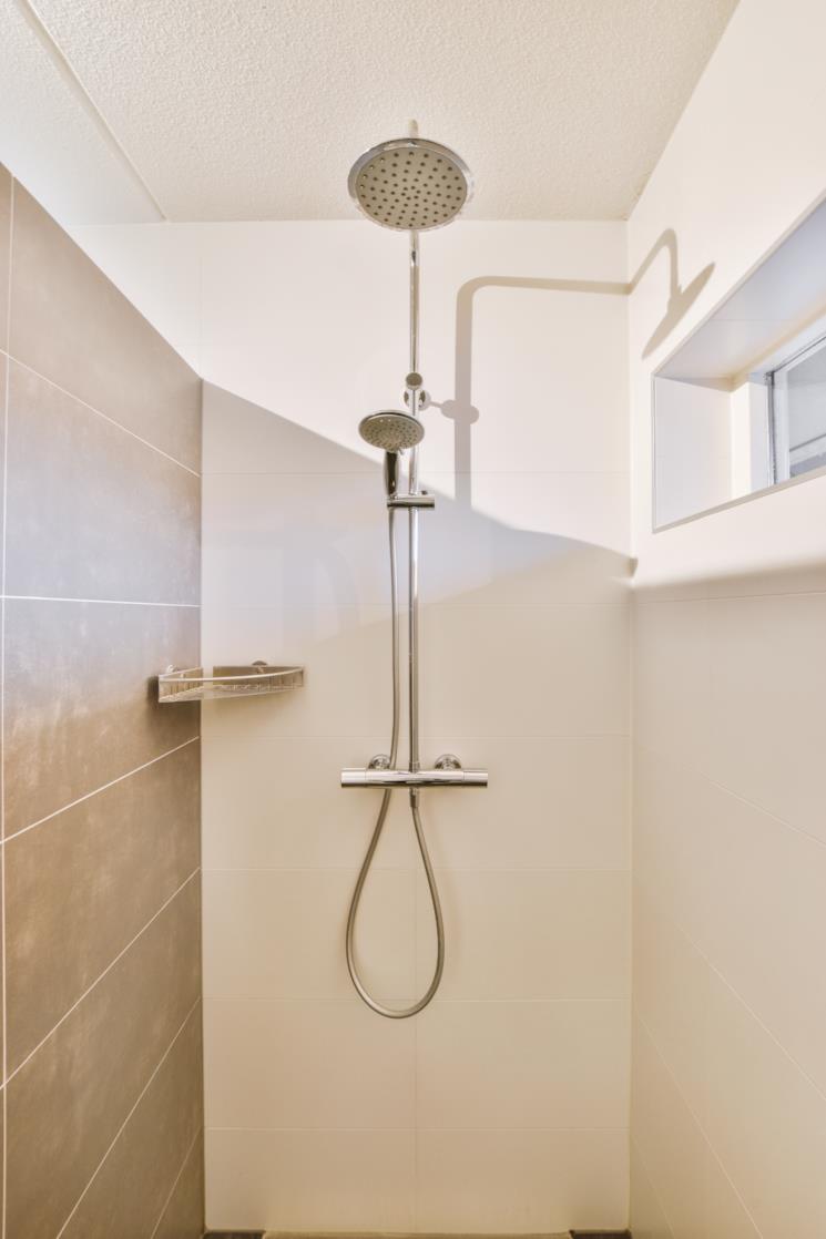 Cabina doccia con piccola finestra