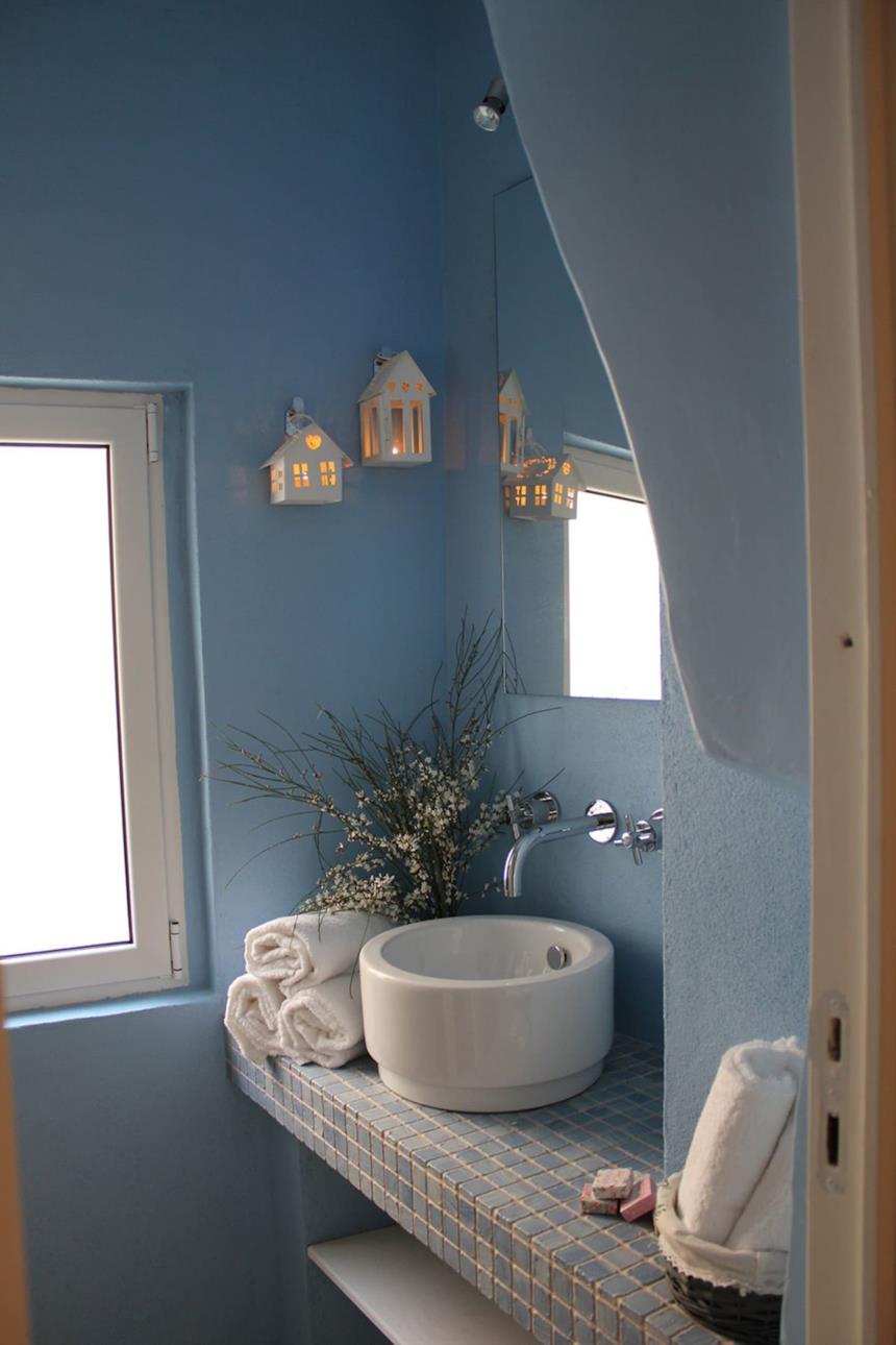 Bagno piccolo con parete azzurra