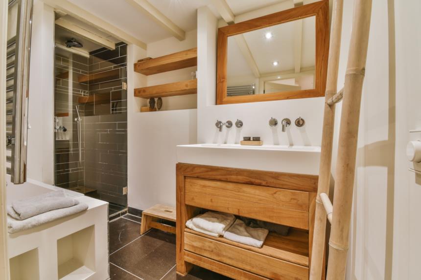 Bagno con mobile portalavabo in legno 