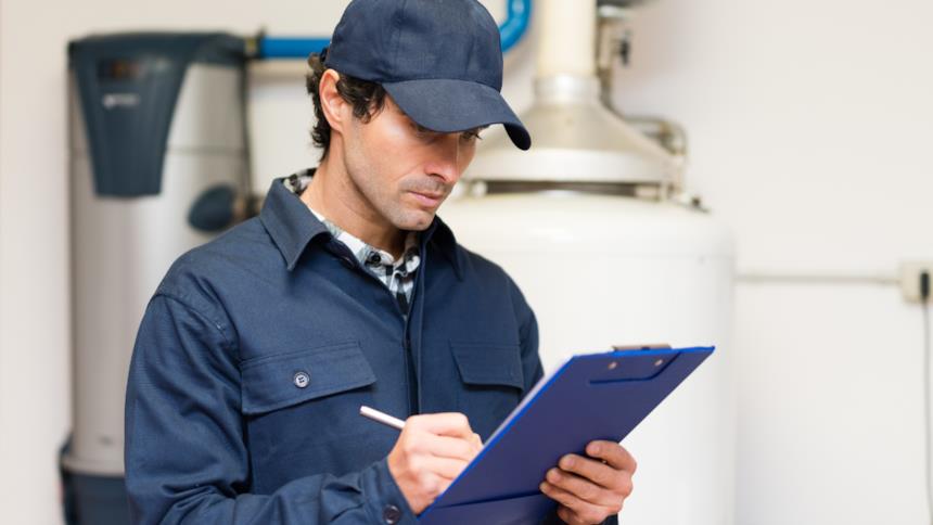 Tecnico compila una certificazione