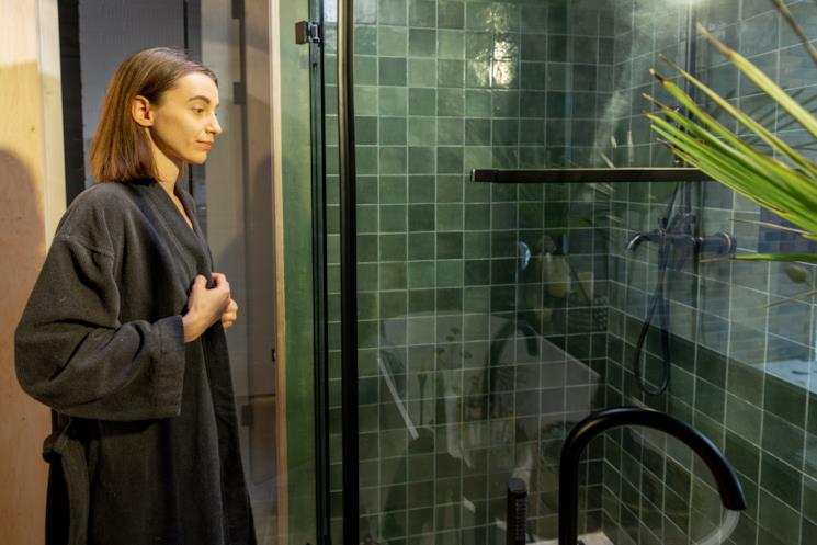 Donna in procinto di entrare in un box doccia in cristallo 