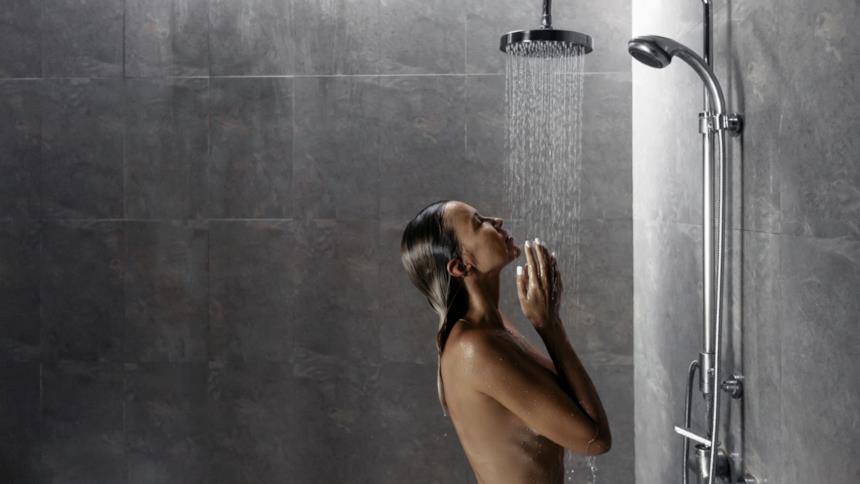 Donna sotto la doccia con soffione
