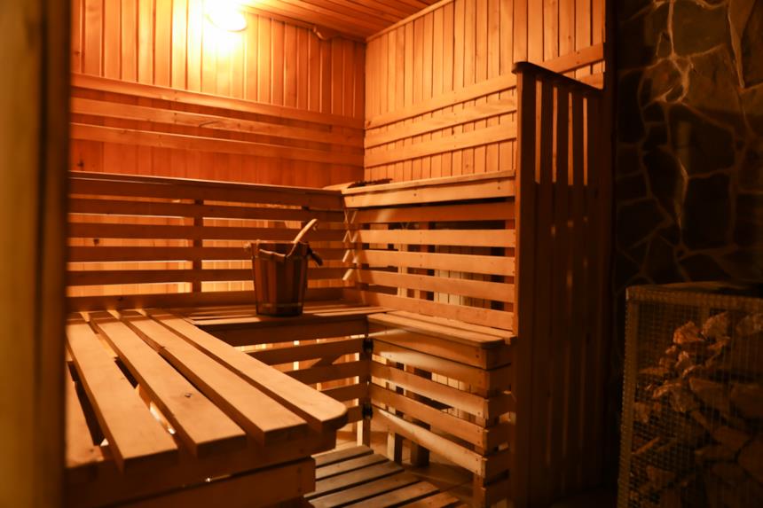 Interno di una sauna finlandese con pareti, pavimenti e panche in legno