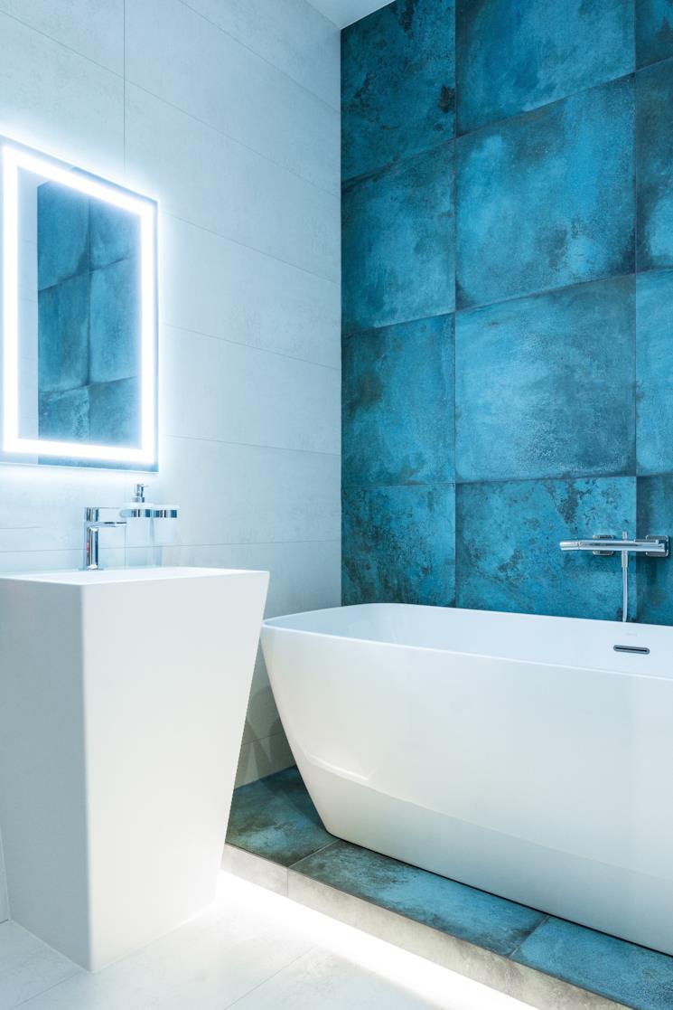 Specchio retroilluminato in un bagno azzurro