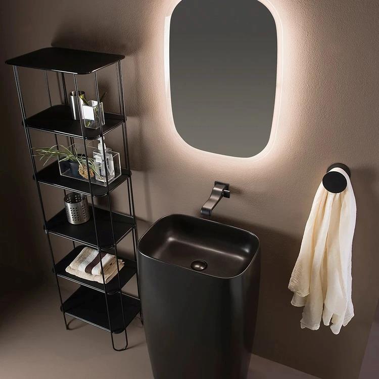 Scaffale con ripiani in acciaio inox nero