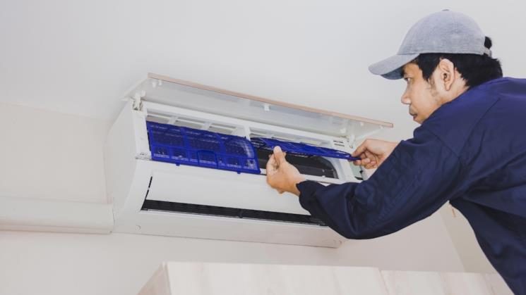 Tecnico che smonta i filtri del climatizzatore