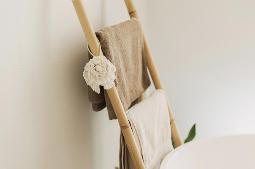 Scaletta con asciugamani appesi 