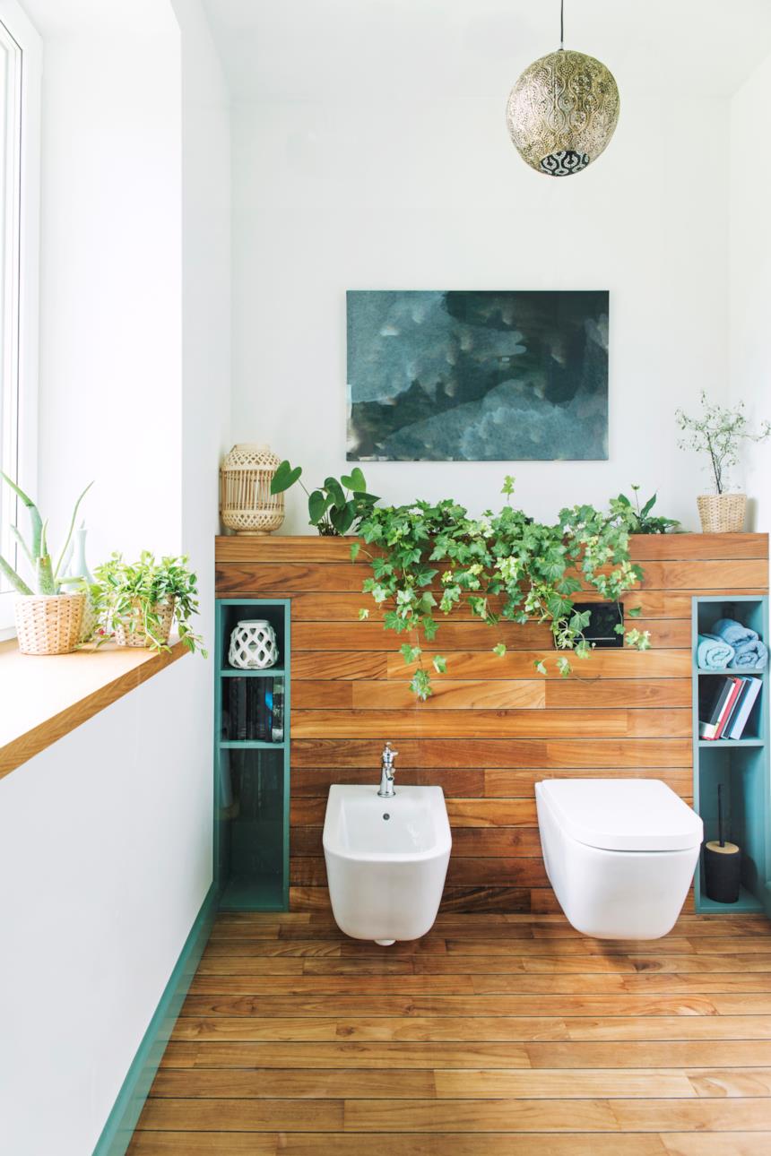 Sanitari sospesi in un bagno in stile costiero con pareti e pavimento in legno scuro