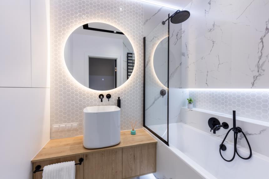 Bagno con specchio con illuminazione led 