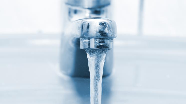 Rubinetto aperto con acqua che scorre