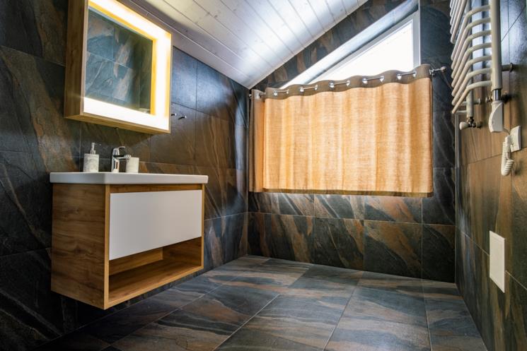 Bagno moderno con mobile portalavabo in legno e bianco 